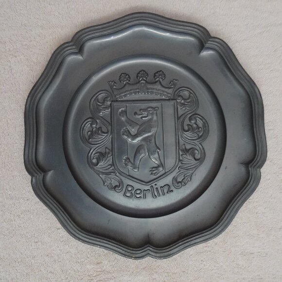 Vintage Embossed Pewter Plate Berlin Germany Bear Coat of Arms 9 Inch Decor Gift - Picture 2 of 9